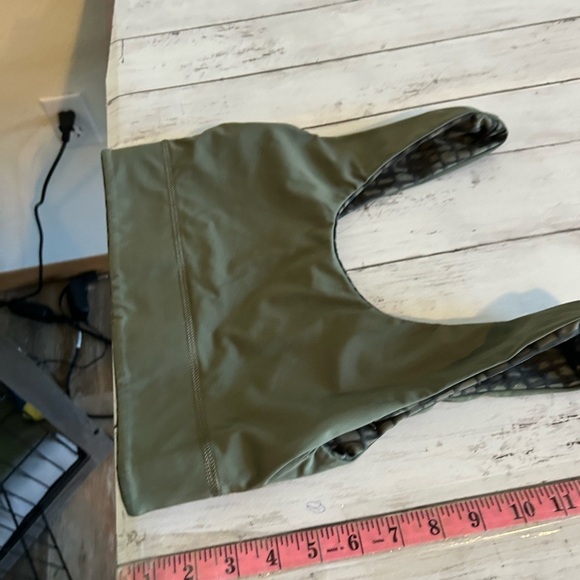 Fabletics Sports Bra Women's Medium Green
Reversible Animal Print Solid - Picture 6 of 6